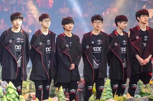 通过坚定的 通过坚定的